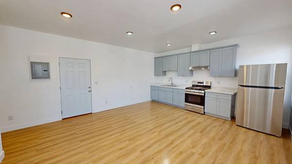 Listing photo 1 of 5