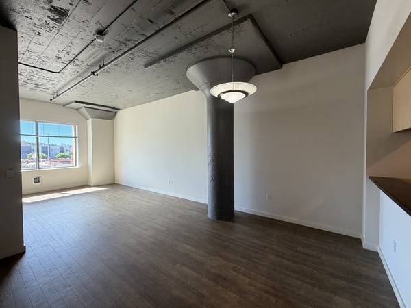 Listing photo 1 of 5