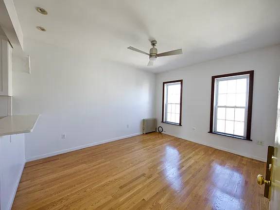 Listing photo 1 of 5