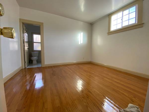 Listing photo 1 of 3