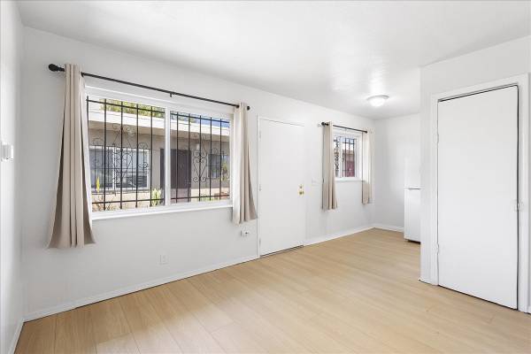 Listing photo 1 of 5