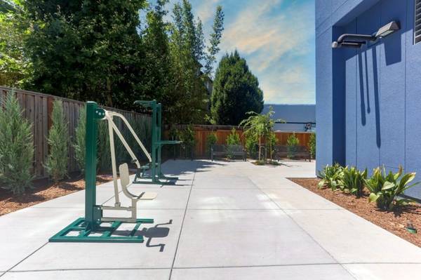 Listing photo 1 of 5