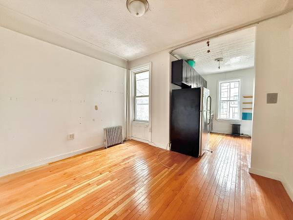 Listing photo 1 of 10