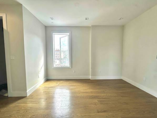 Listing photo 1 of 5