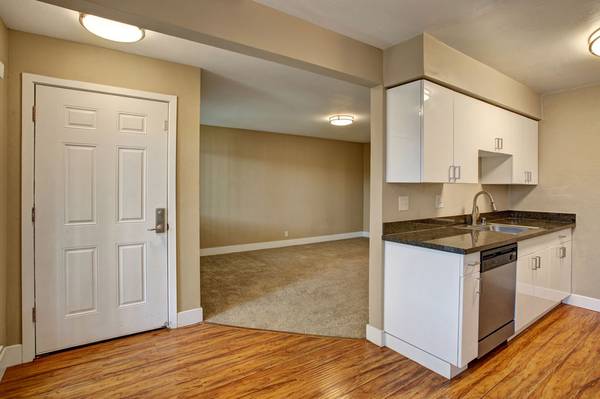 Listing photo 1 of 5