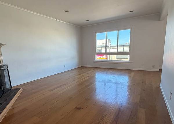 Listing photo 1 of 4