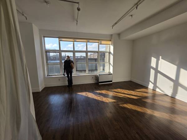 Listing photo 1 of 9