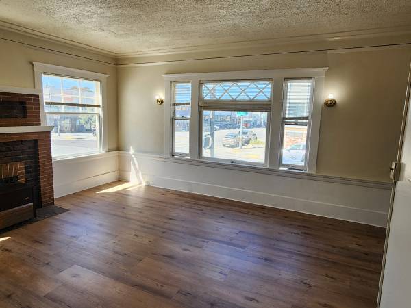 Listing photo 1 of 4