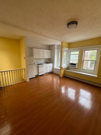 Listing photo 1 of 4