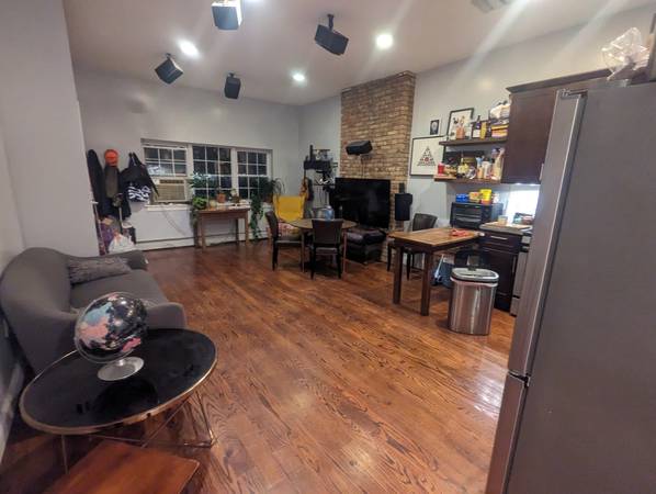 Listing photo 1 of 5