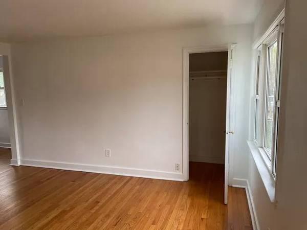 Listing photo 1 of 4