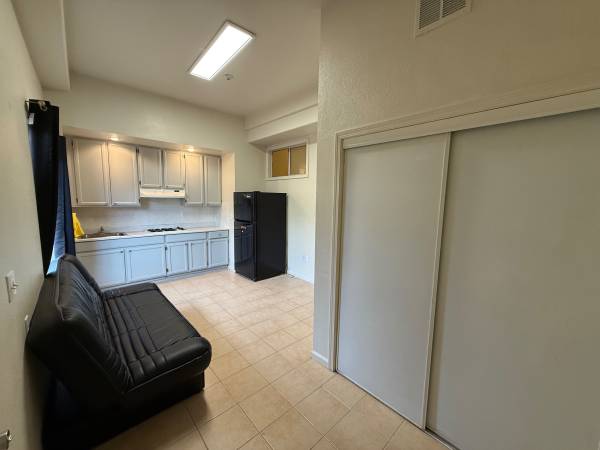 Listing photo 1 of 4