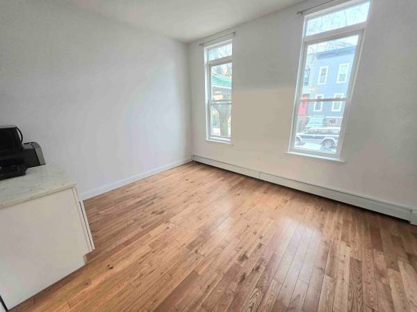 Listing photo 1 of 5