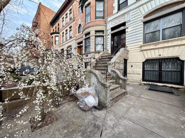 Listing photo 1 of 5