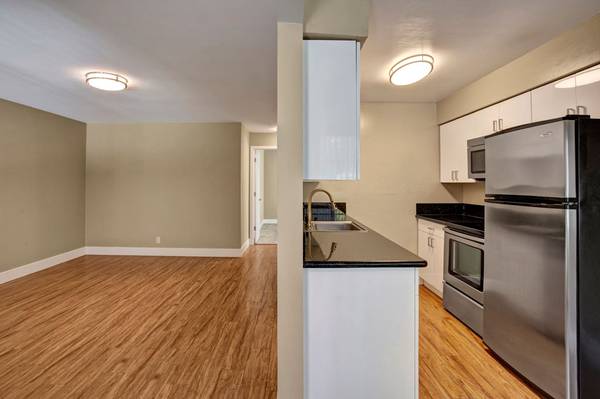 Listing photo 1 of 5