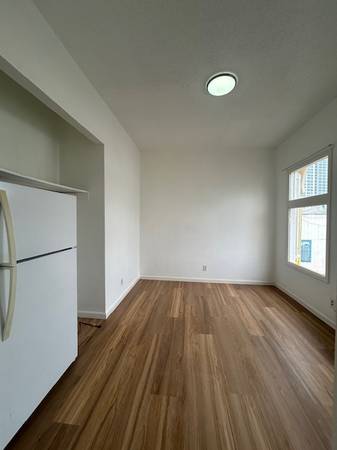 Listing photo 1 of 4