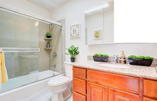 Listing photo 1 of 4