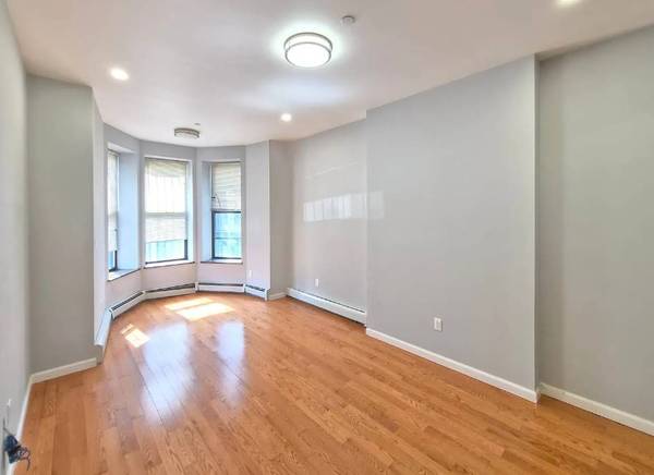 Listing photo 1 of 3