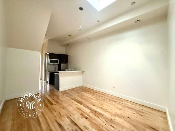 Listing photo 1 of 5