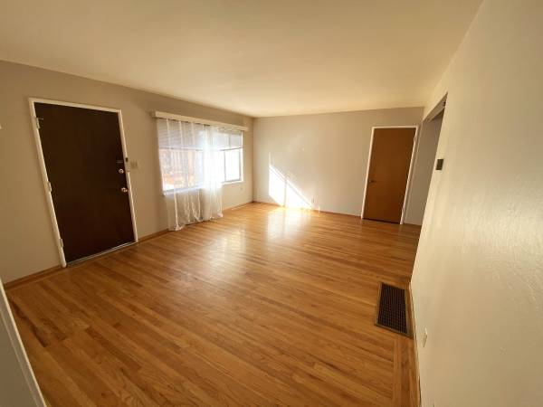 Listing photo 1 of 5