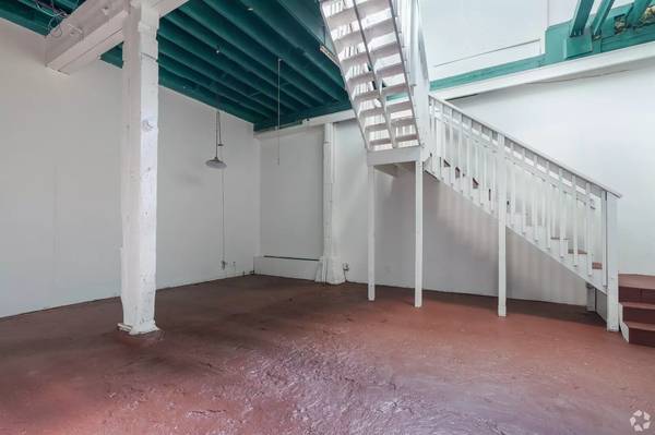 Listing photo 1 of 5