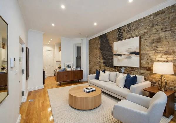 Listing photo 1 of 5