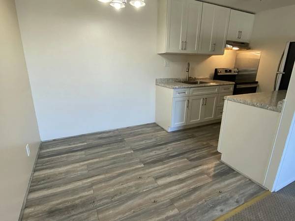 Listing photo 1 of 5