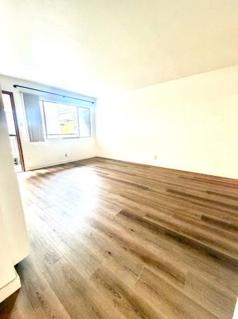Listing photo 1 of 4