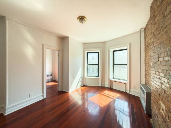 Listing photo 1 of 5