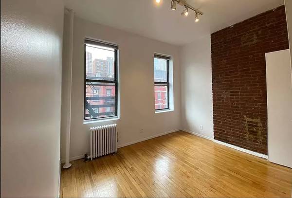 Listing photo 1 of 11