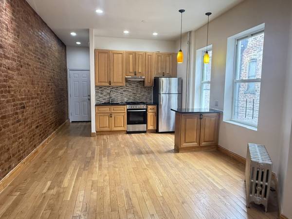 Listing photo 1 of 5