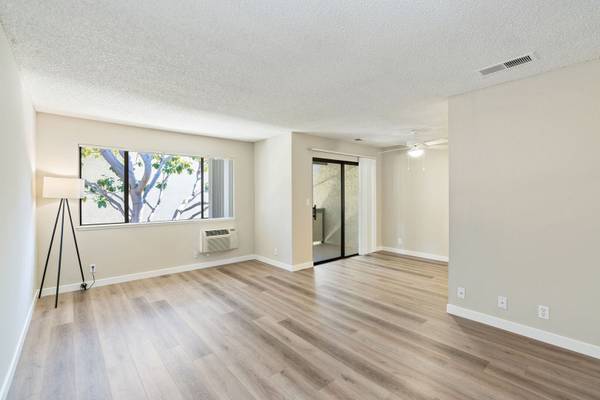 Listing photo 1 of 5