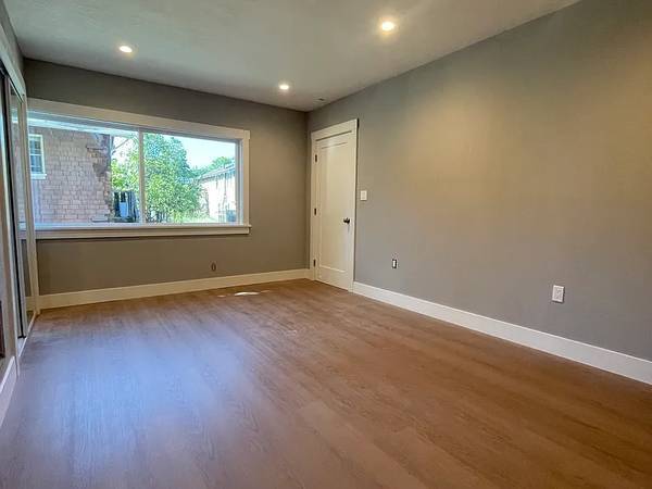 Listing photo 1 of 4