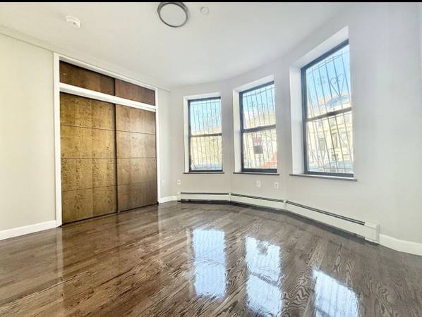 Listing photo 1 of 5