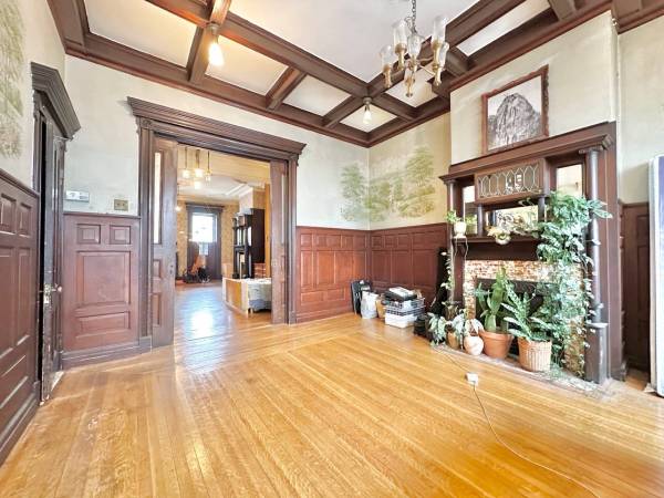 Listing photo 1 of 5