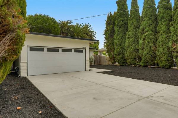Listing photo 1 of 2