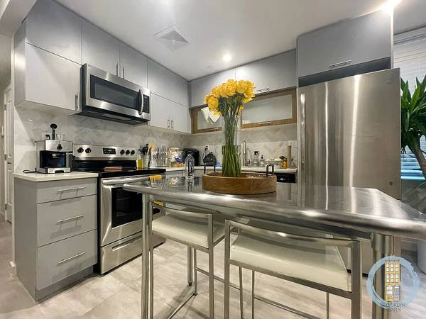 Listing photo 1 of 9