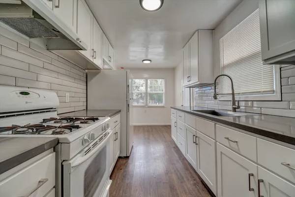 Listing photo 1 of 5