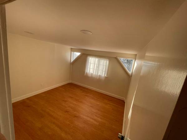 Listing photo 1 of 4