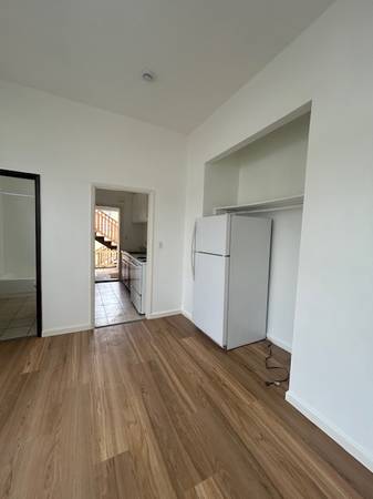 Listing photo 1 of 4