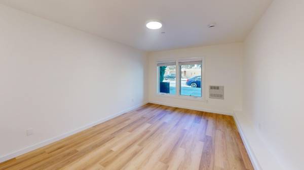 Listing photo 1 of 4