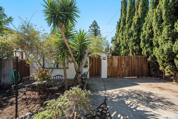 Listing photo 1 of 5