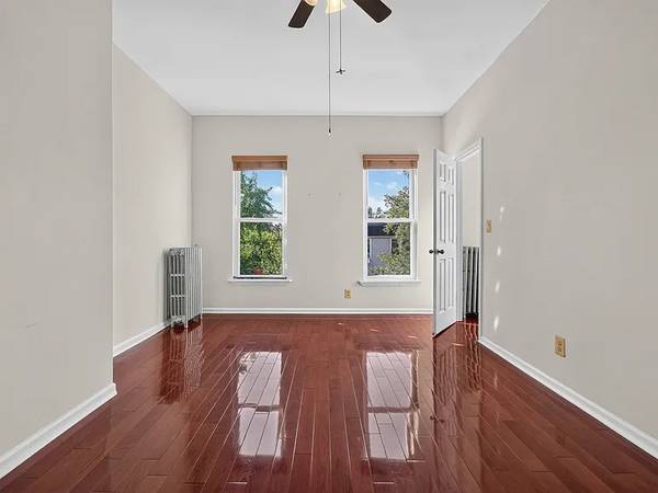 Listing photo 1 of 5