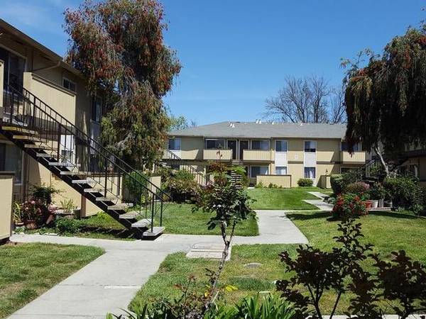 Listing photo 1 of 5