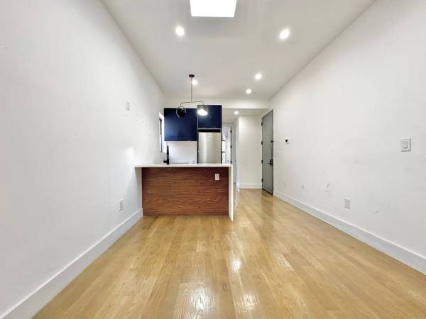 Listing photo 1 of 5