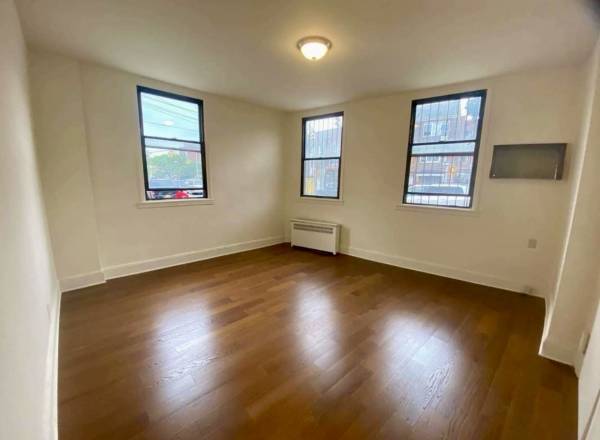 Listing photo 1 of 5