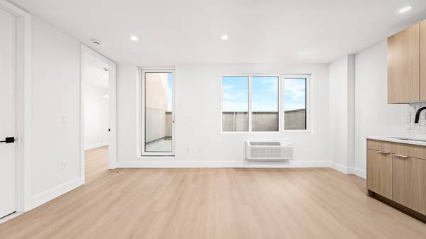 Listing photo 1 of 4