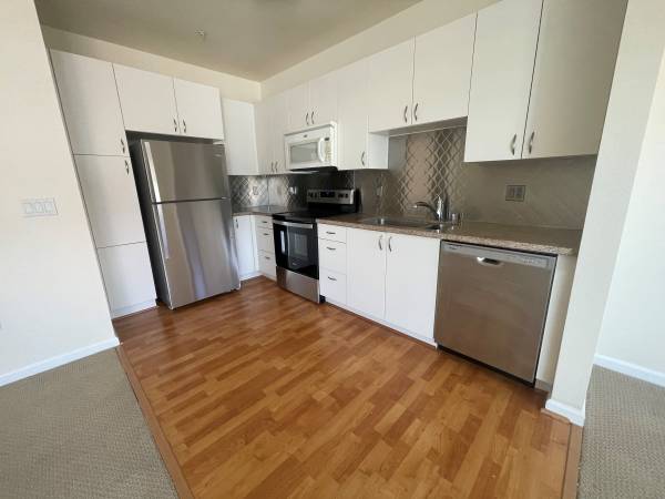 Listing photo 1 of 4