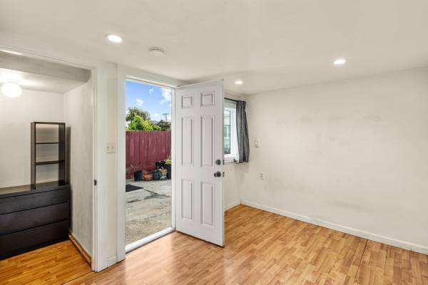 Listing photo 1 of 5