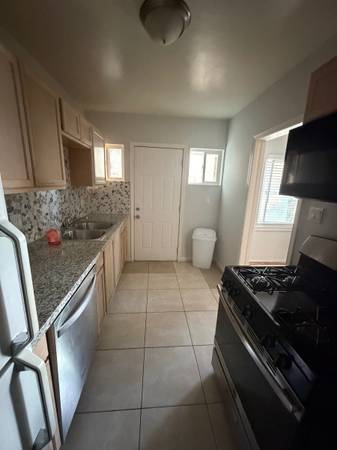 Listing photo 1 of 5